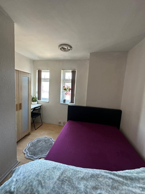 Flat Coles Crescent in Greater London