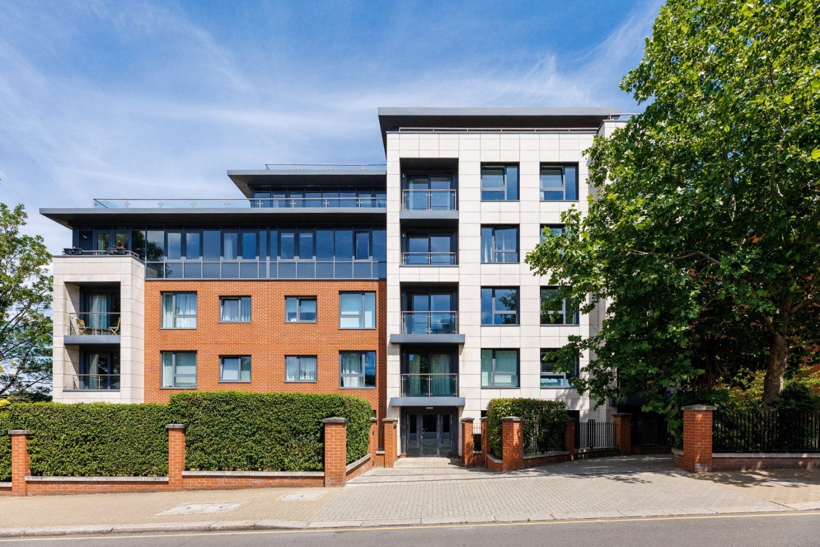 Flat Chartfield Avenue in Greater London