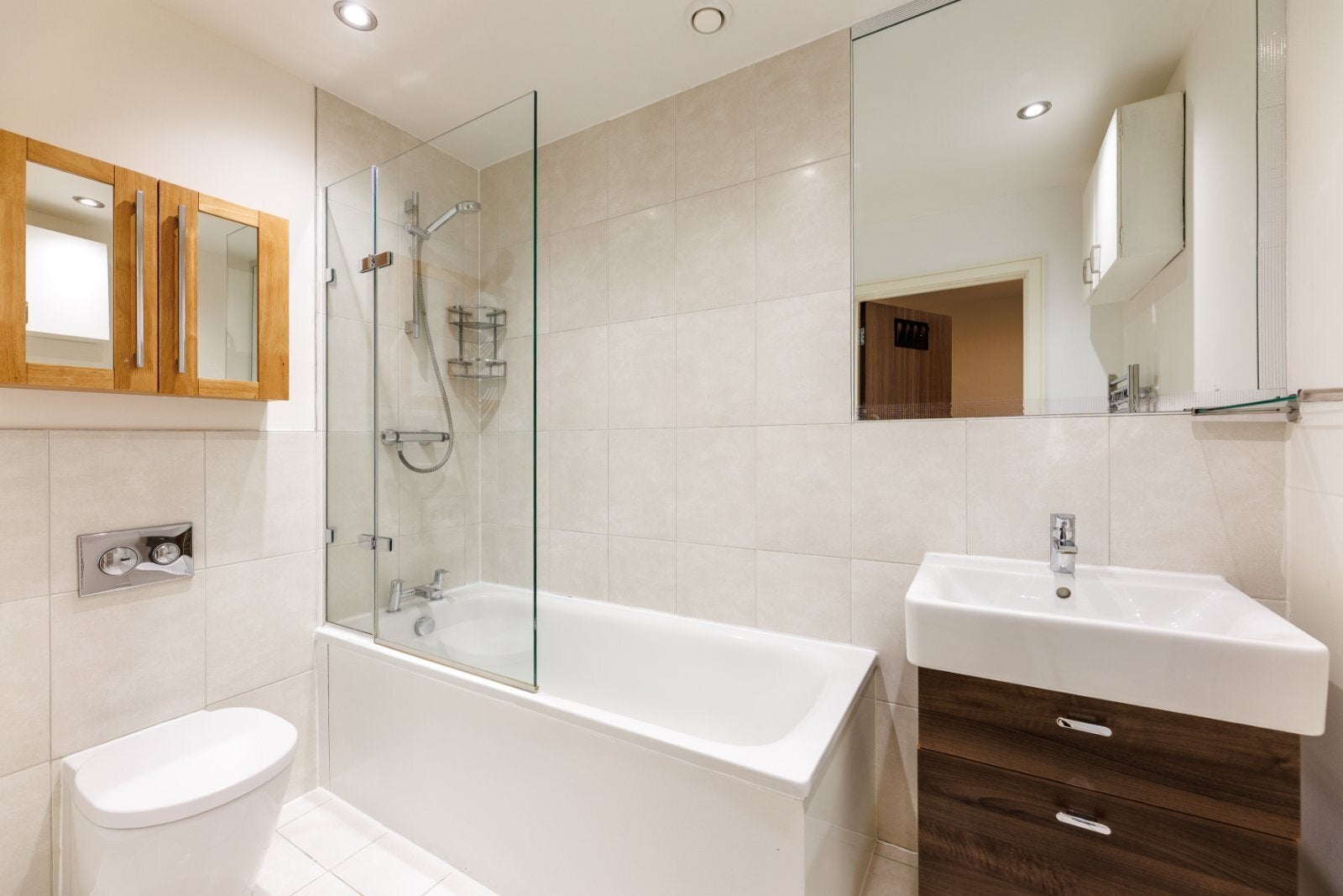 Flat Chartfield Avenue in Greater London