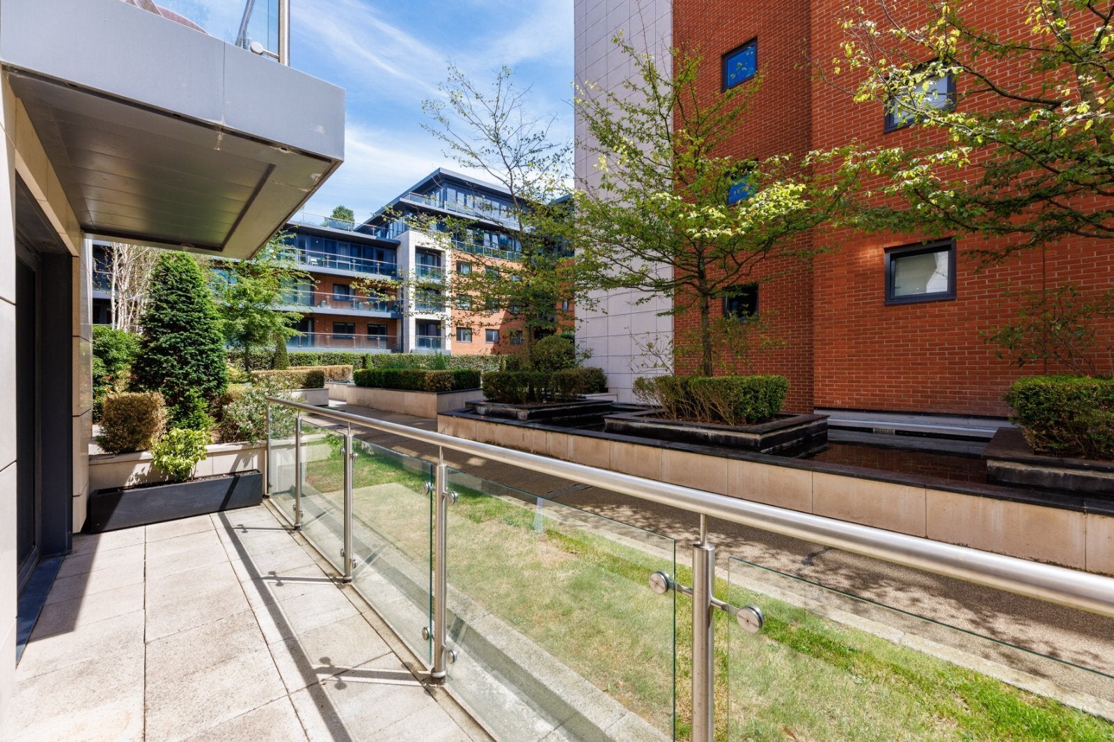 Flat Chartfield Avenue in Greater London