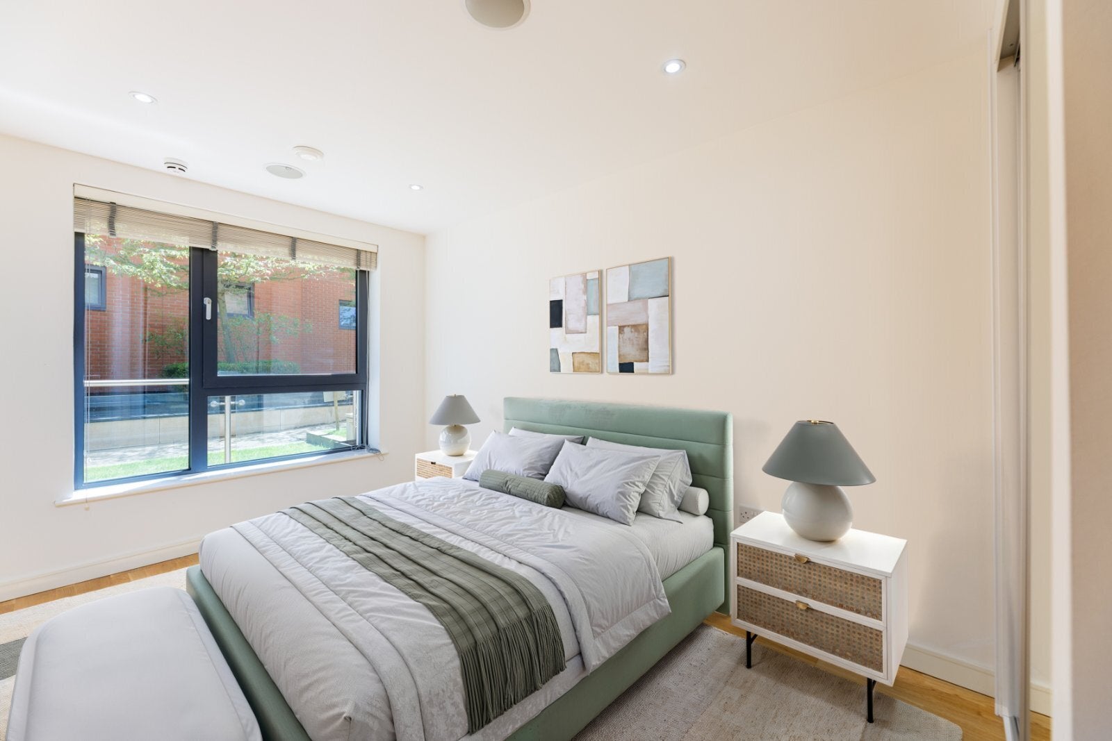 Flat Chartfield Avenue in Greater London