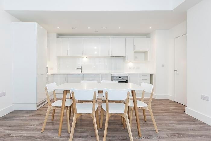 Room Silvertown Way in Greater London