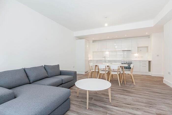 Room Silvertown Way in Greater London