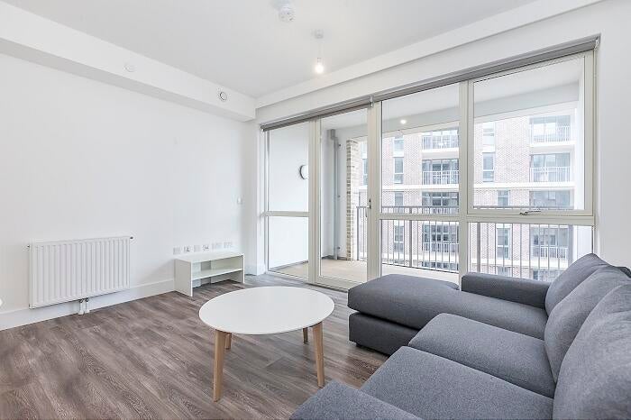 Room Silvertown Way in Greater London