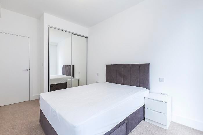 Room Silvertown Way in Greater London