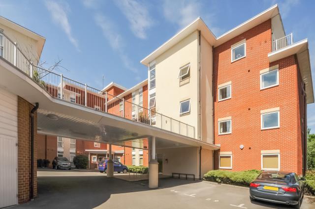 Flat Kerr Place in Aylesbury