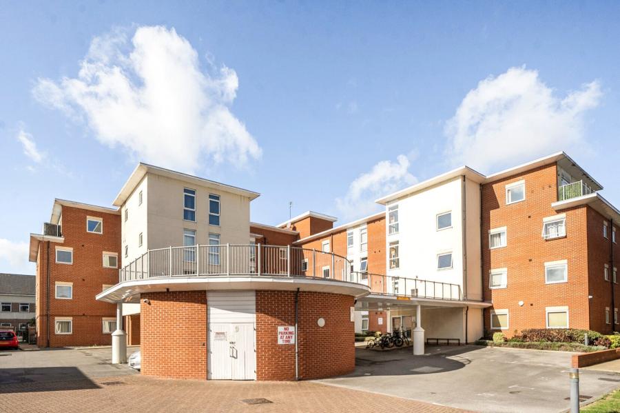 Flat Kerr Place in Aylesbury