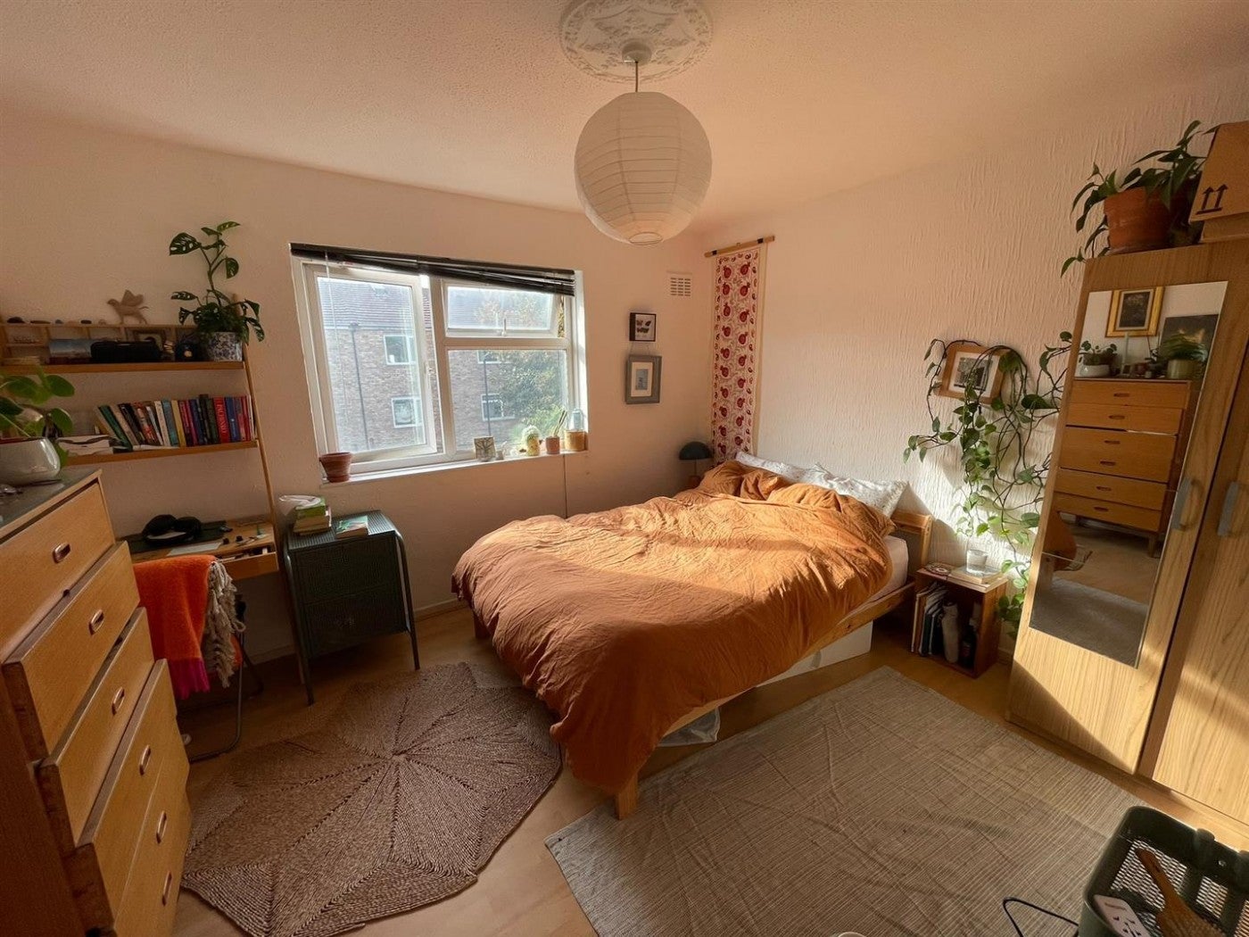 Flat Baslow Walk in Greater London