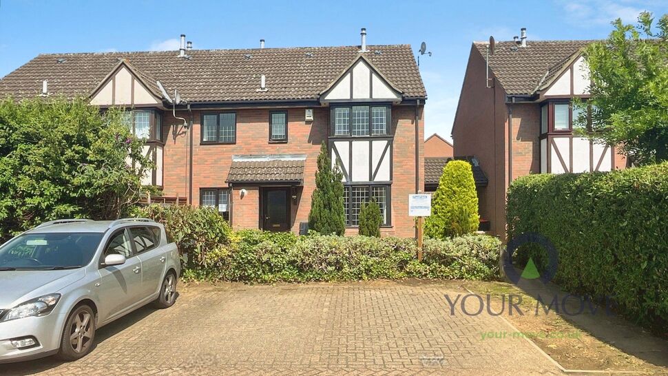 House Queensbury Close in Bedford
