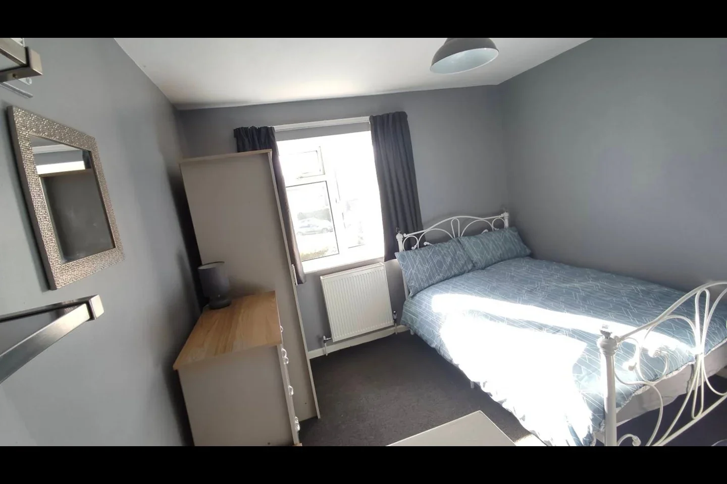 Room Barnfield Road in Crawley