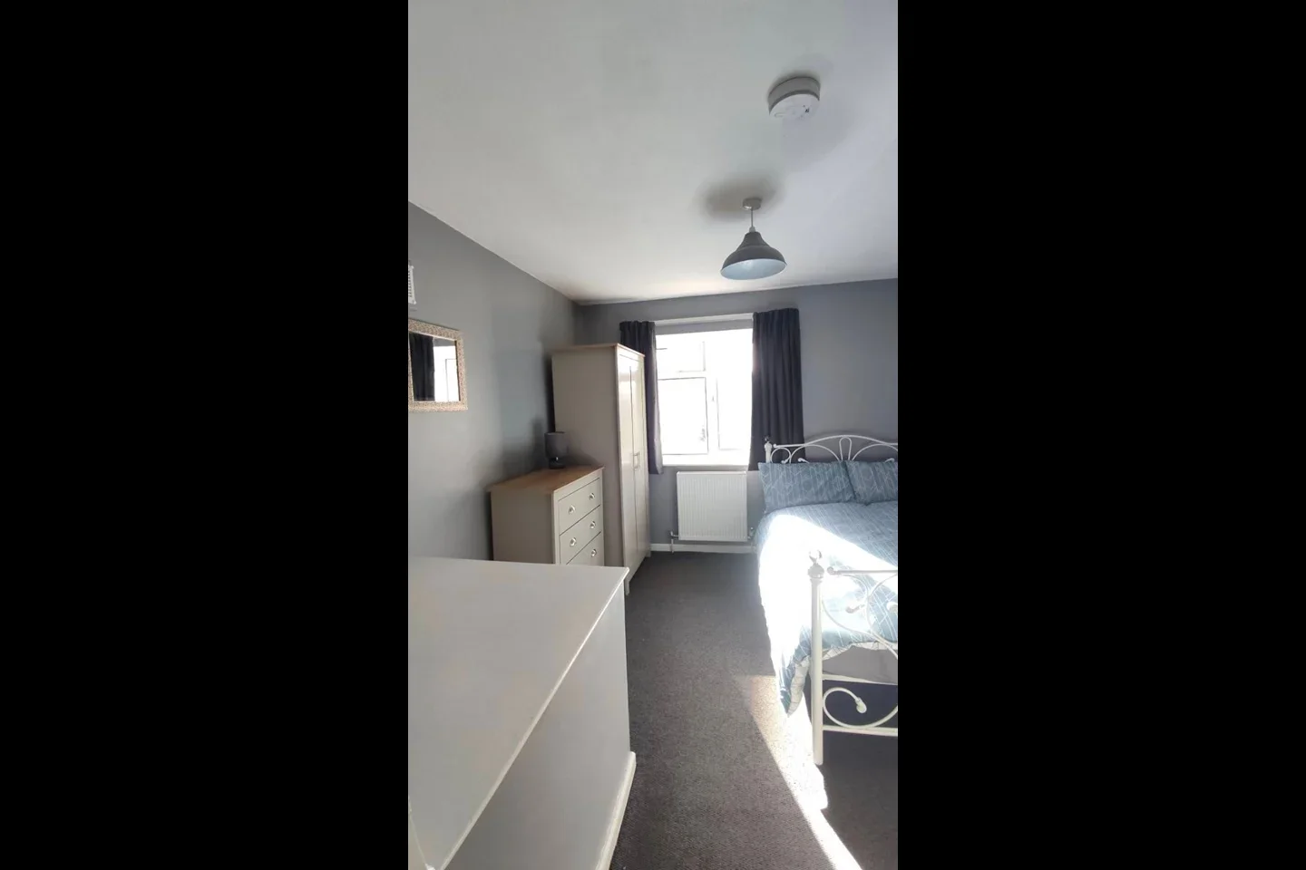 Room Barnfield Road in Crawley