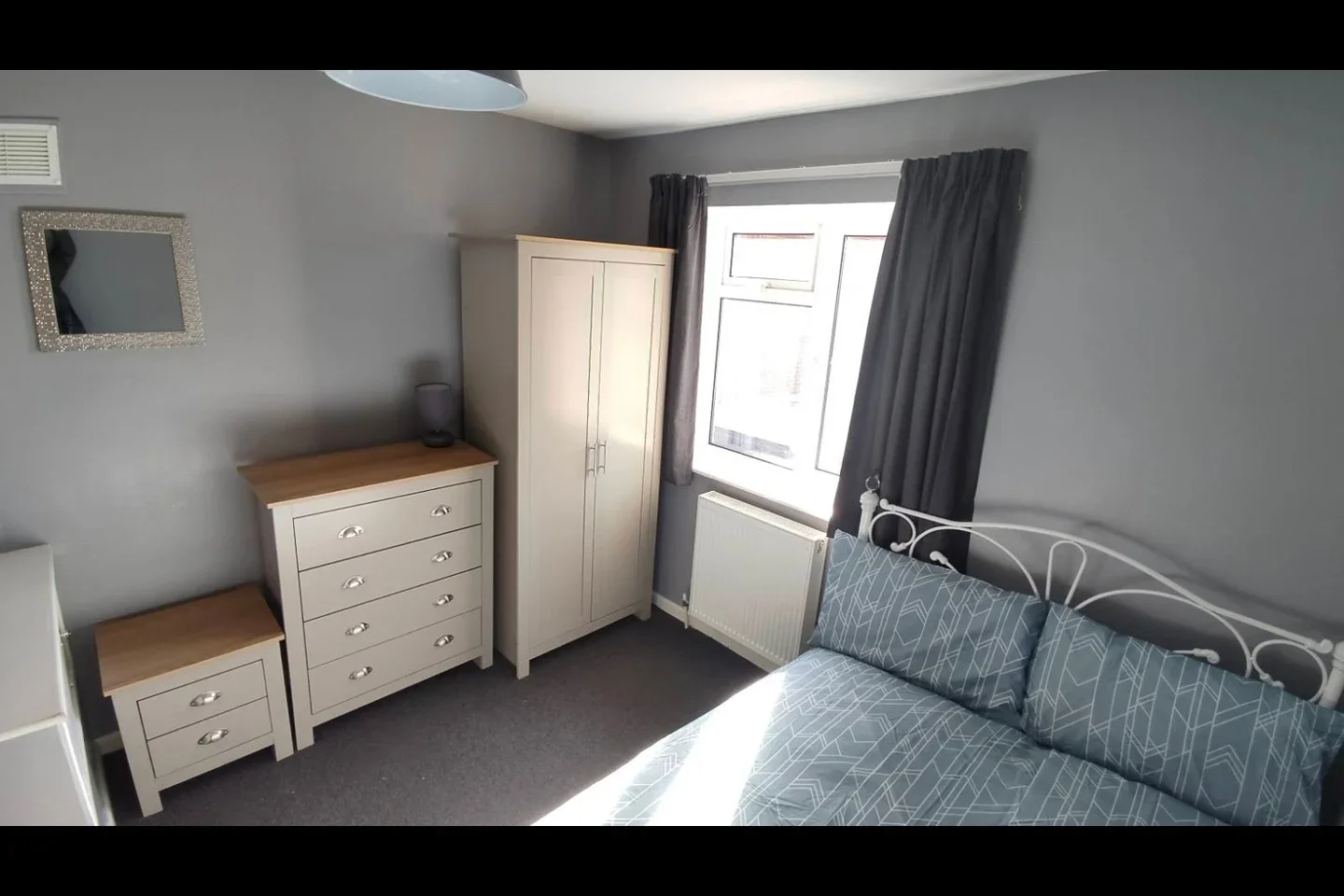 Room Barnfield Road in Crawley