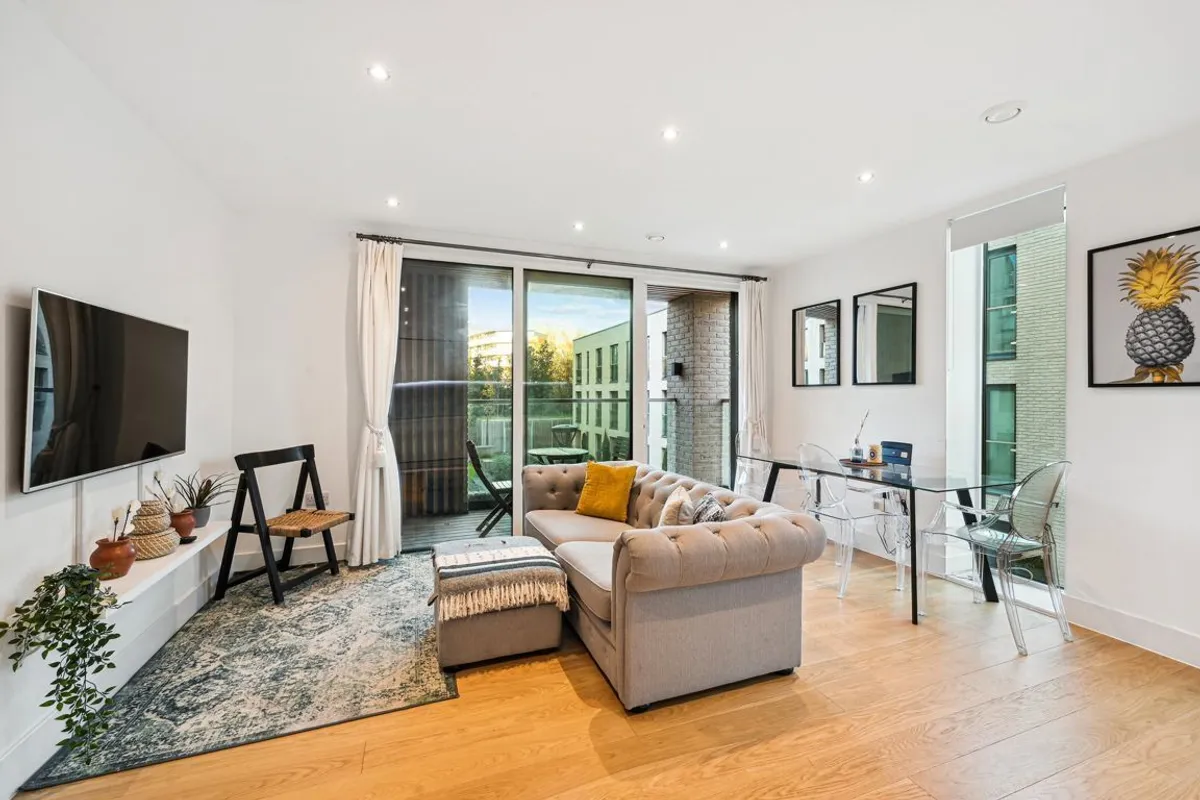 Flat Chiswick High Road in Greater London