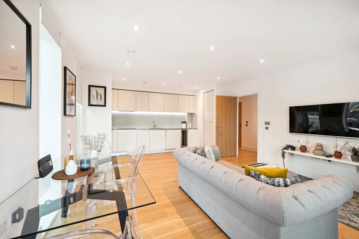 Flat Chiswick High Road in Greater London