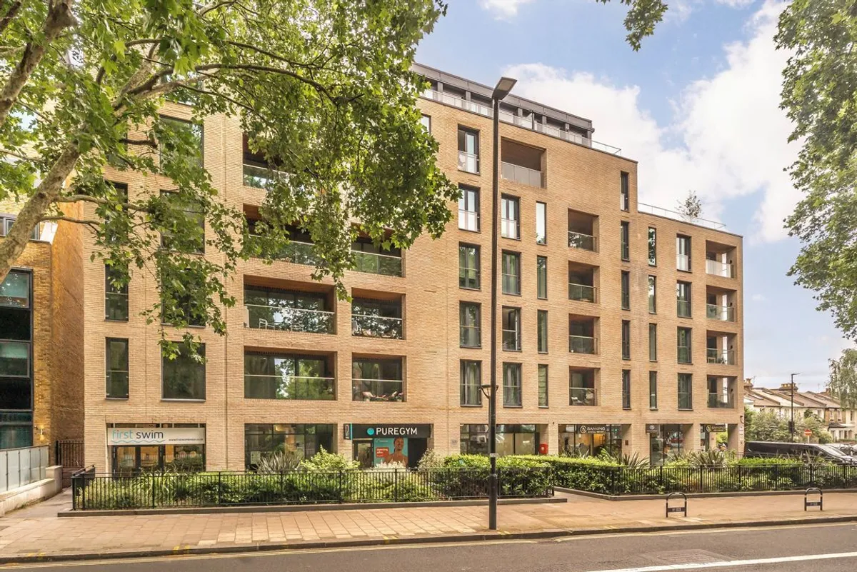 Flat Chiswick High Road in Greater London