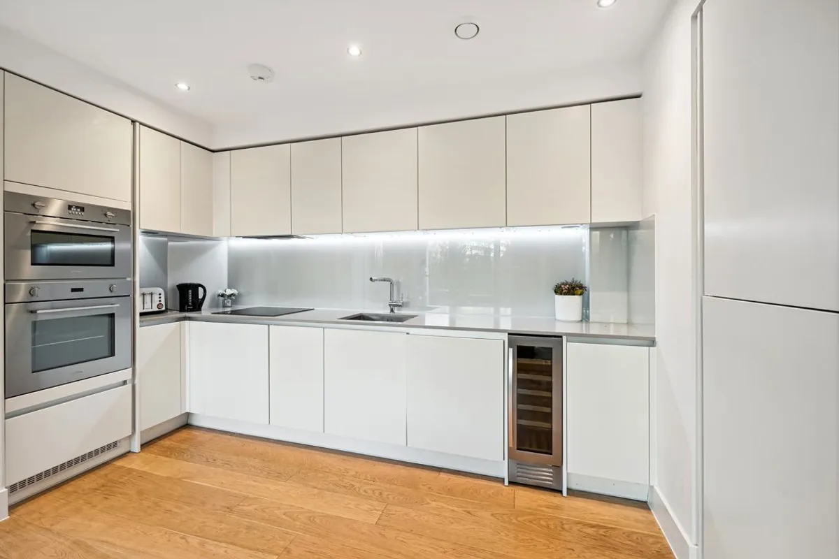 Flat Chiswick High Road in Greater London