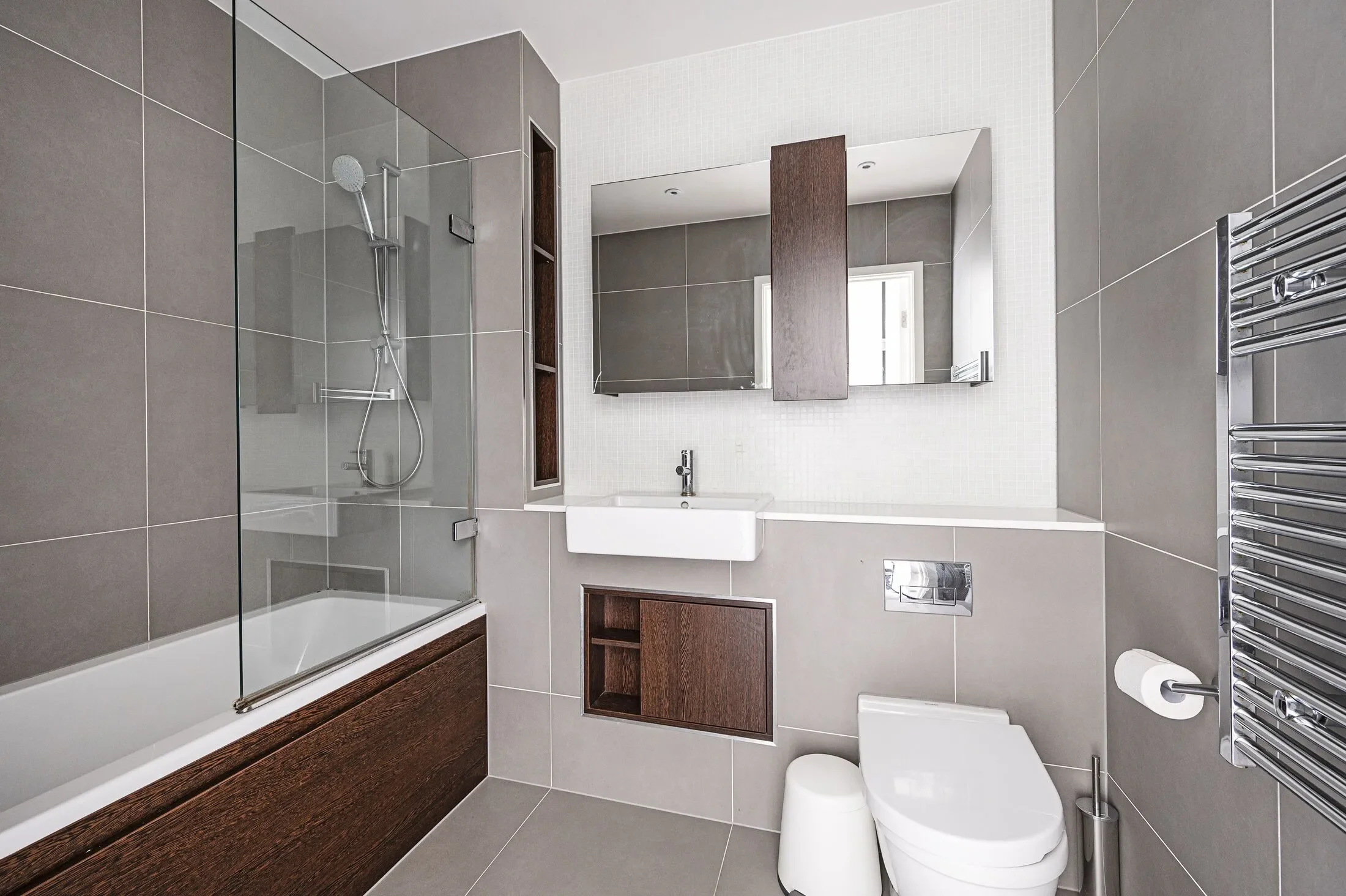 Flat Kayani Avenue in Greater London