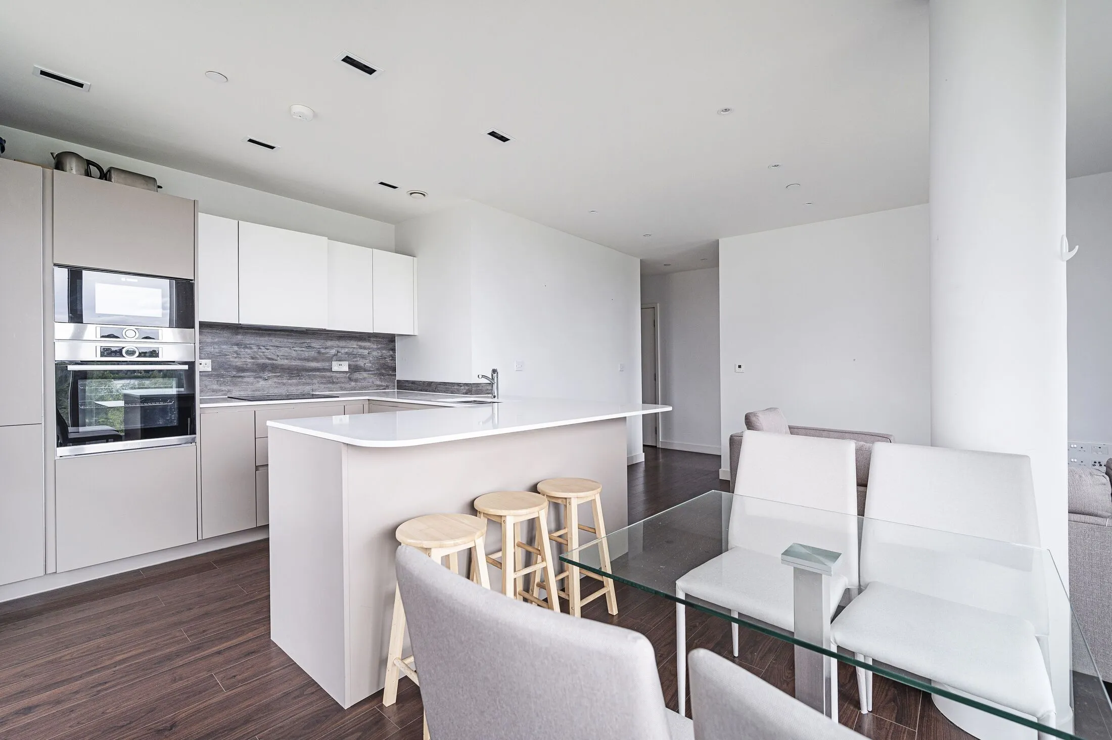 Flat Kayani Avenue in Greater London