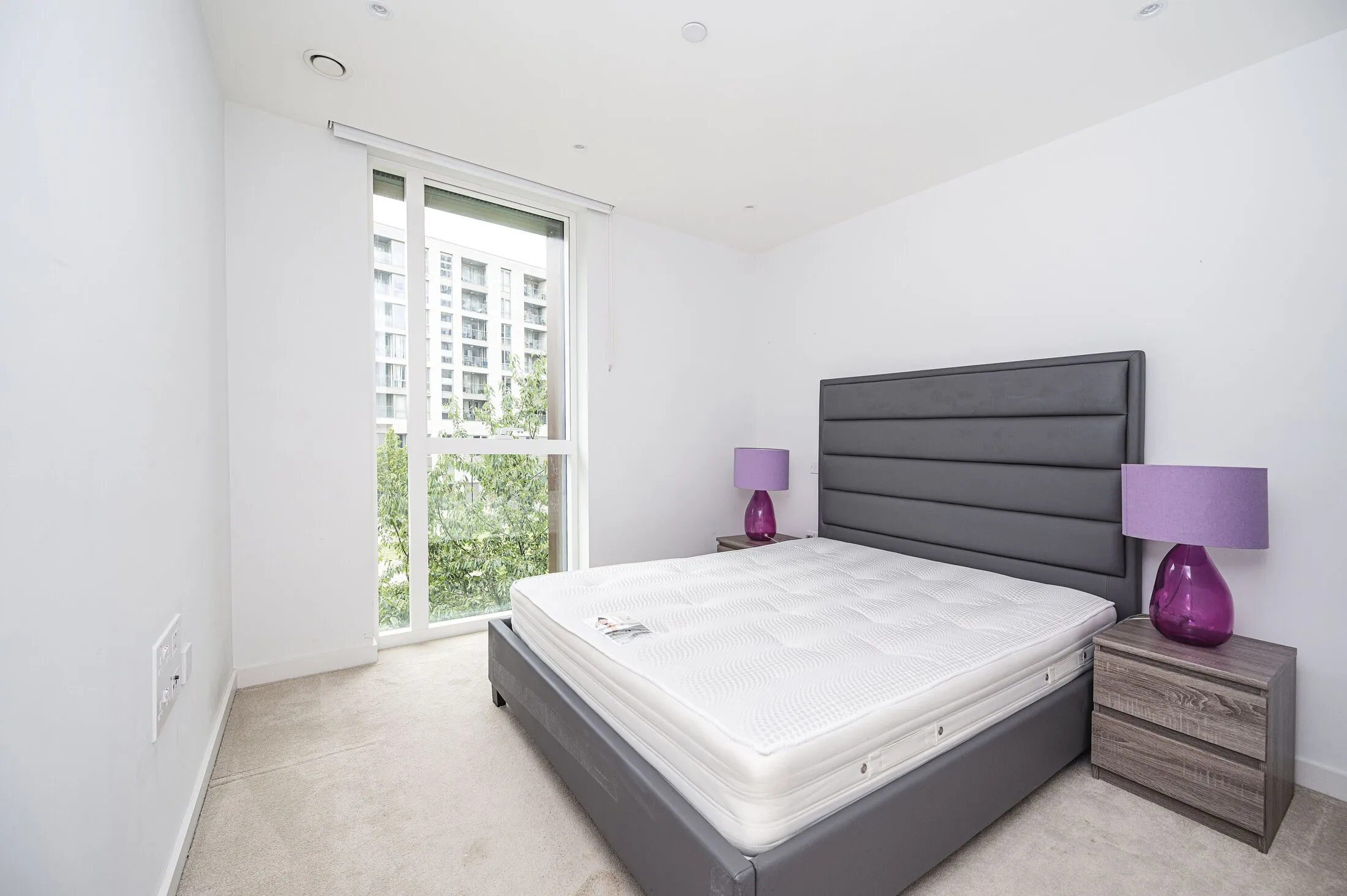Flat Kayani Avenue in Greater London