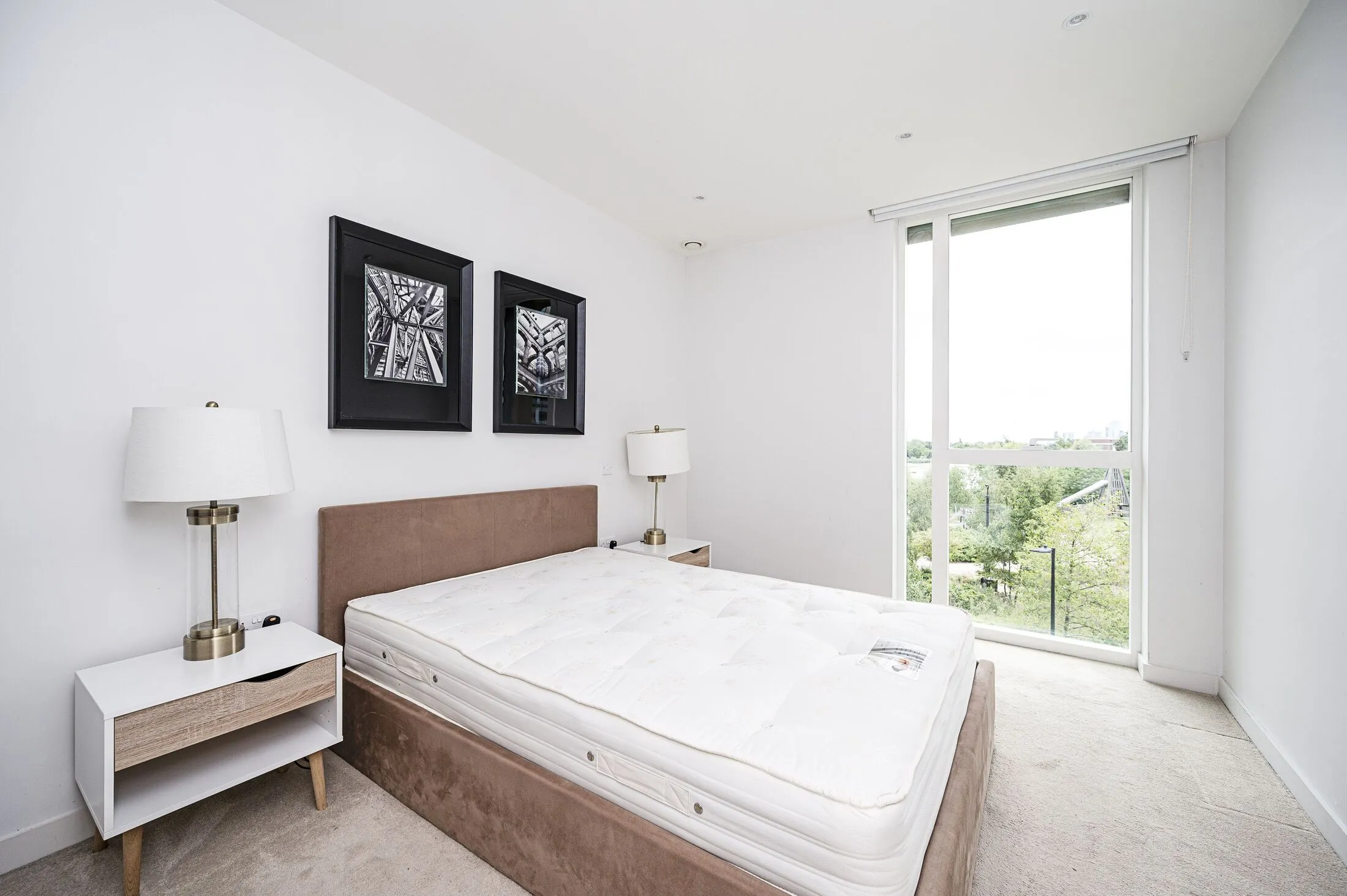 Flat Kayani Avenue in Greater London