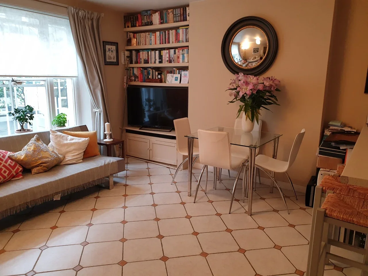 Flat Eardley Crescent in Greater London