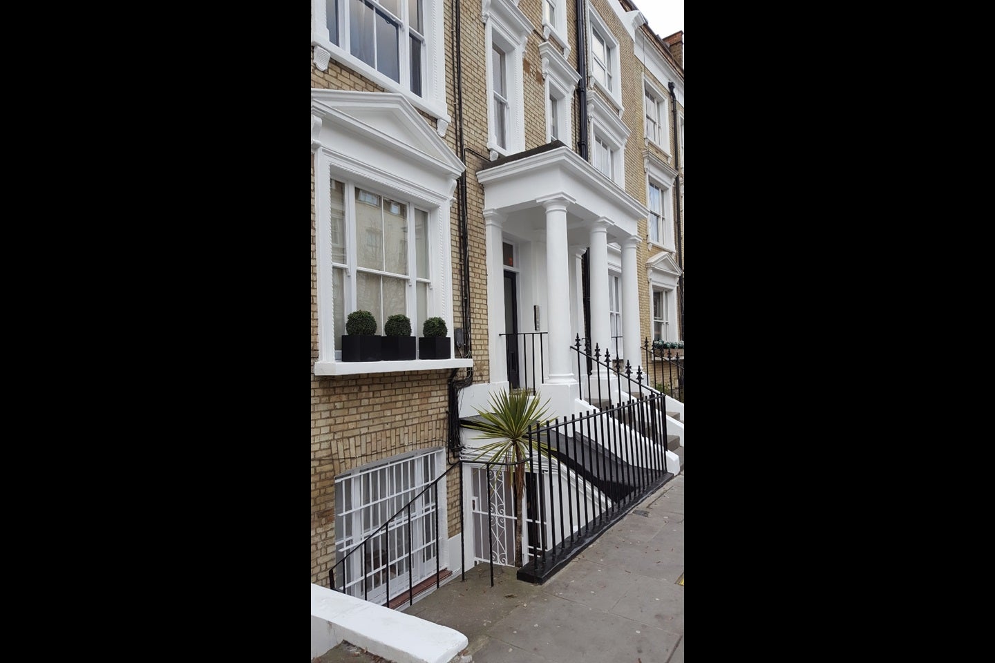 Flat Eardley Crescent in Greater London
