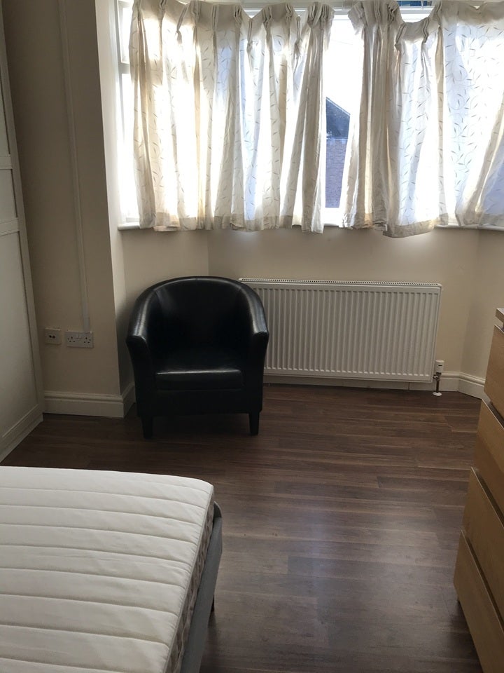 Flat Queens Walk in Greater London