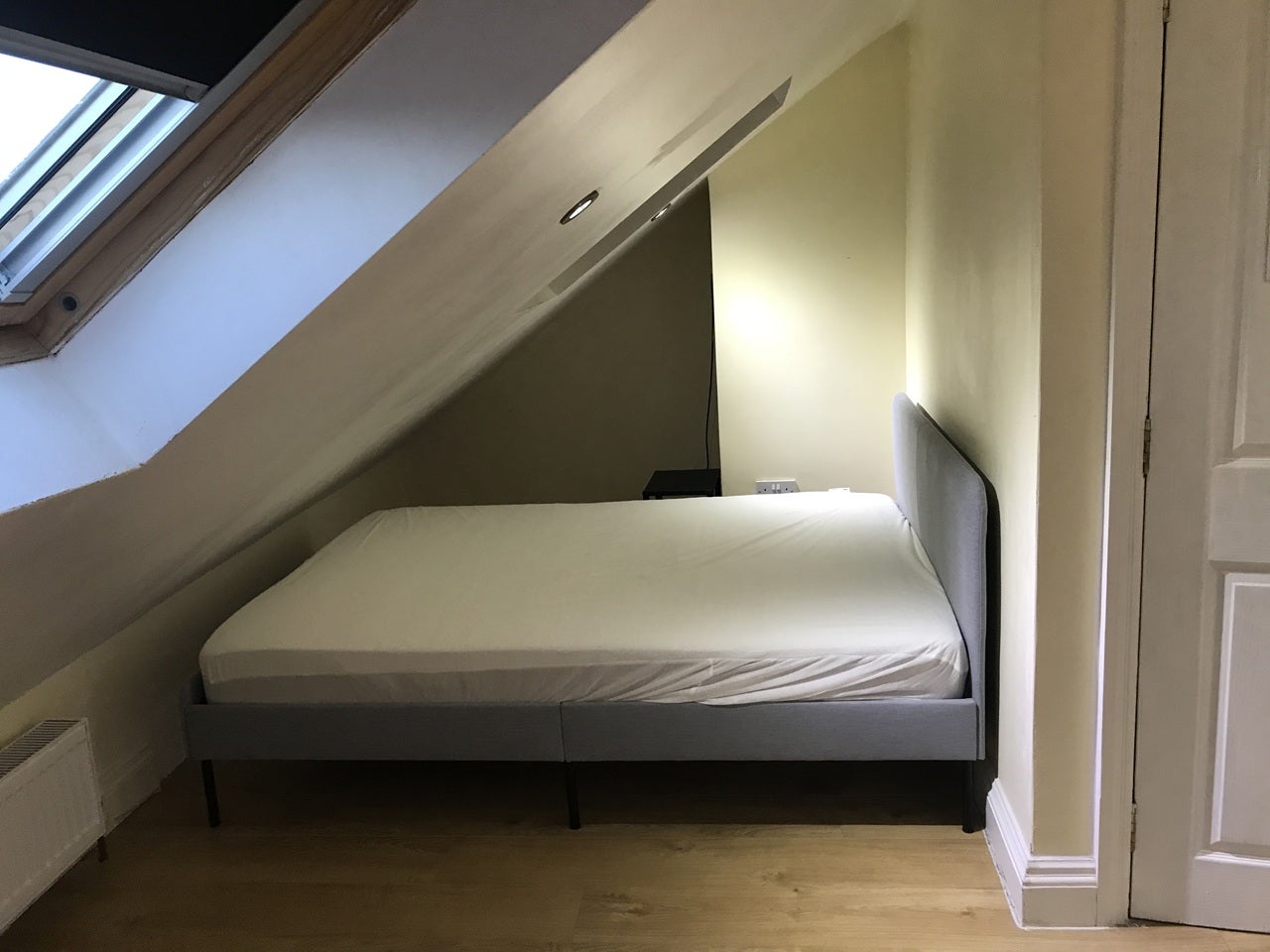 Flat Queens Walk in Greater London