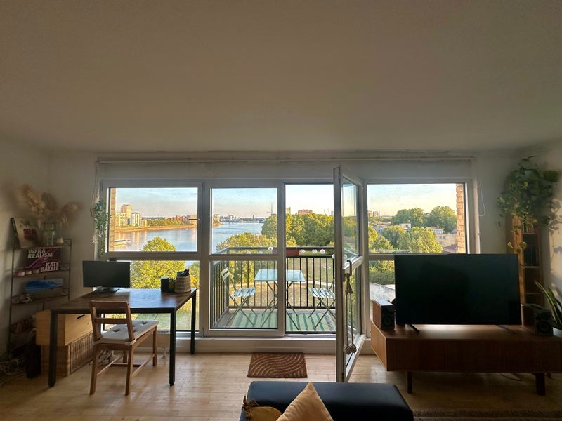 Flat Rotherhithe Street in Greater London