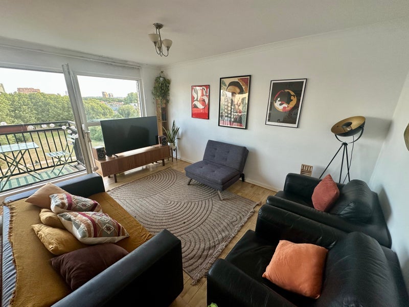 Flat Rotherhithe Street in Greater London