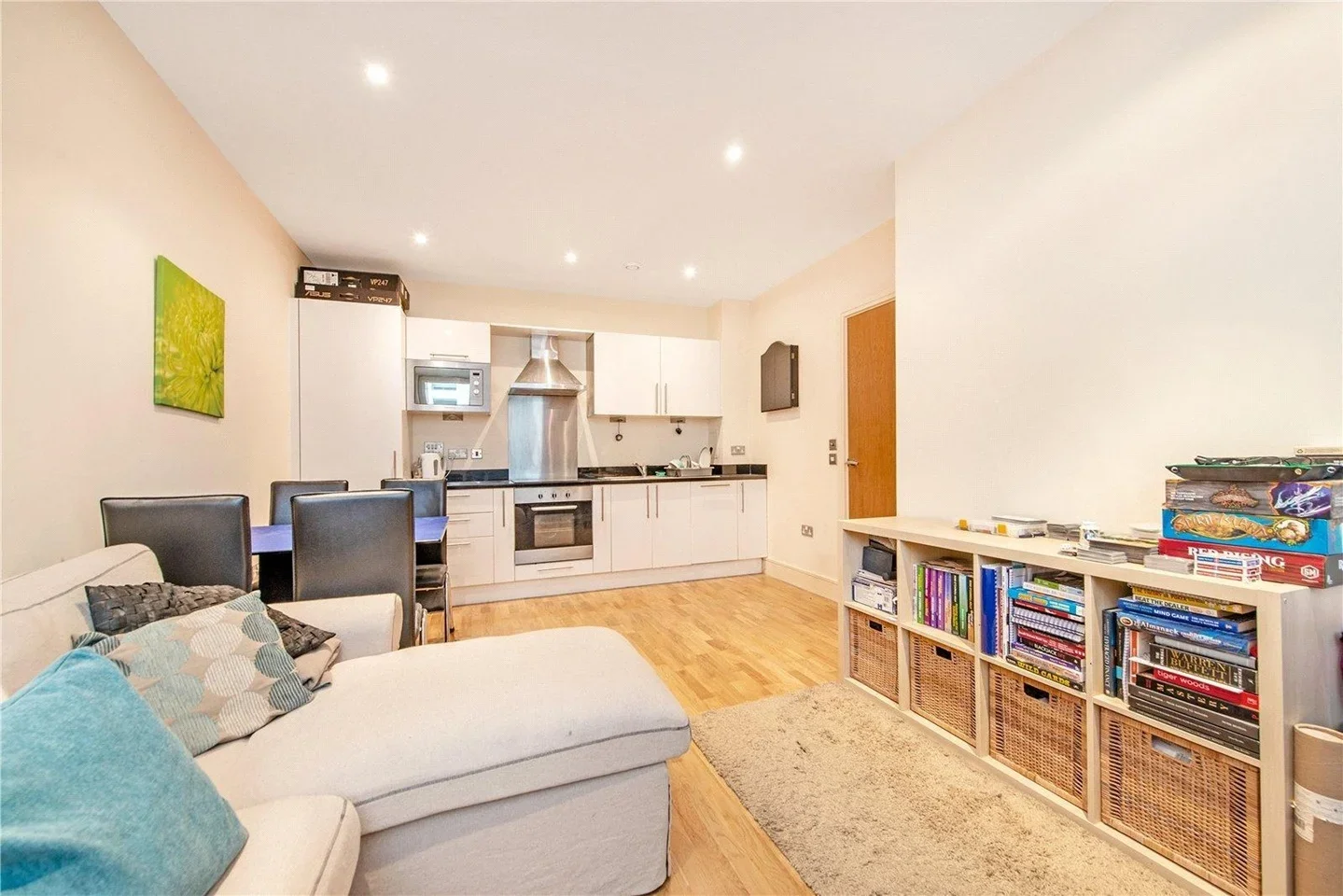 Flat Lanterns Way in Greater London