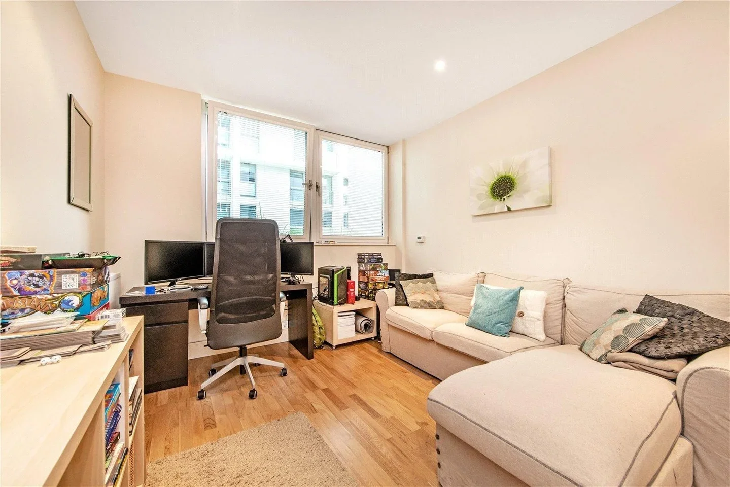 Flat Lanterns Way in Greater London