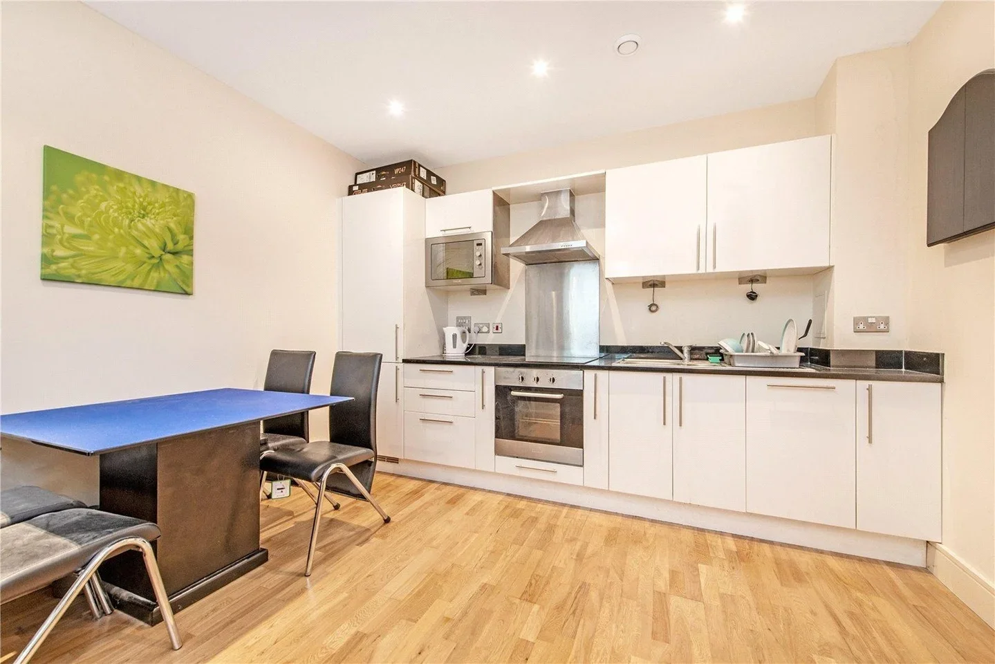 Flat Lanterns Way in Greater London