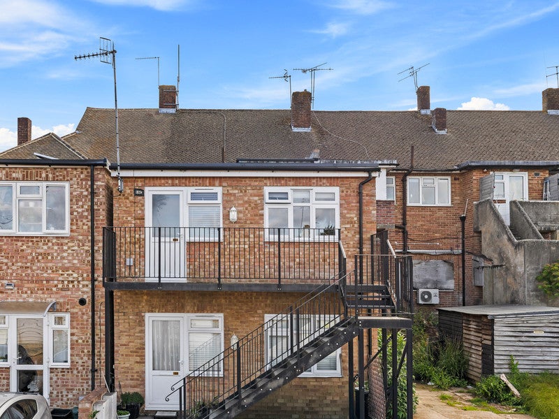 Flat Dovers Green Road in Reigate and Banstead