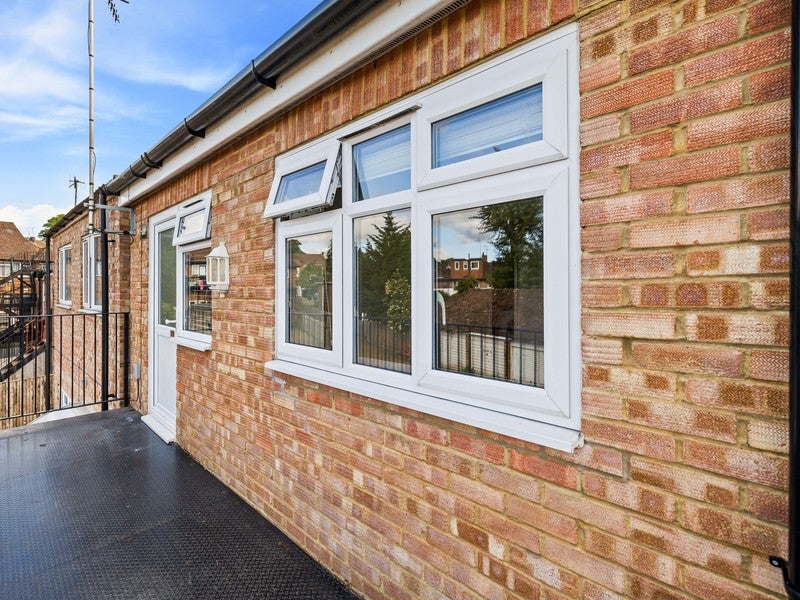 Flat Dovers Green Road in Reigate and Banstead