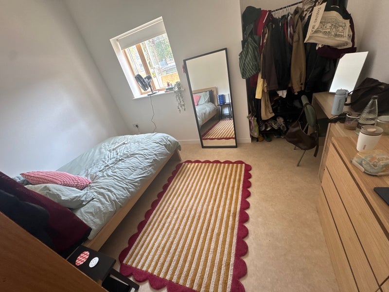 Flat Clock View Crescent in Greater London
