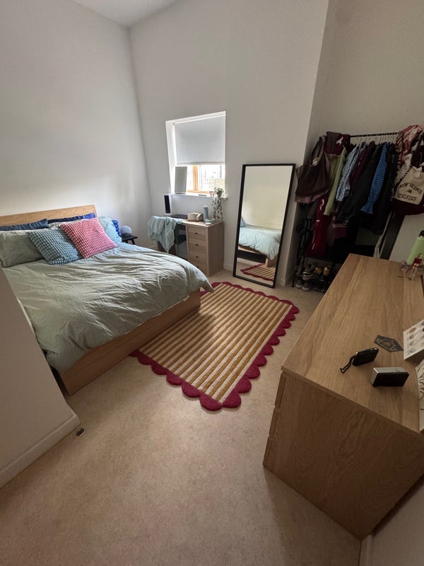 Flat Clock View Crescent in Greater London