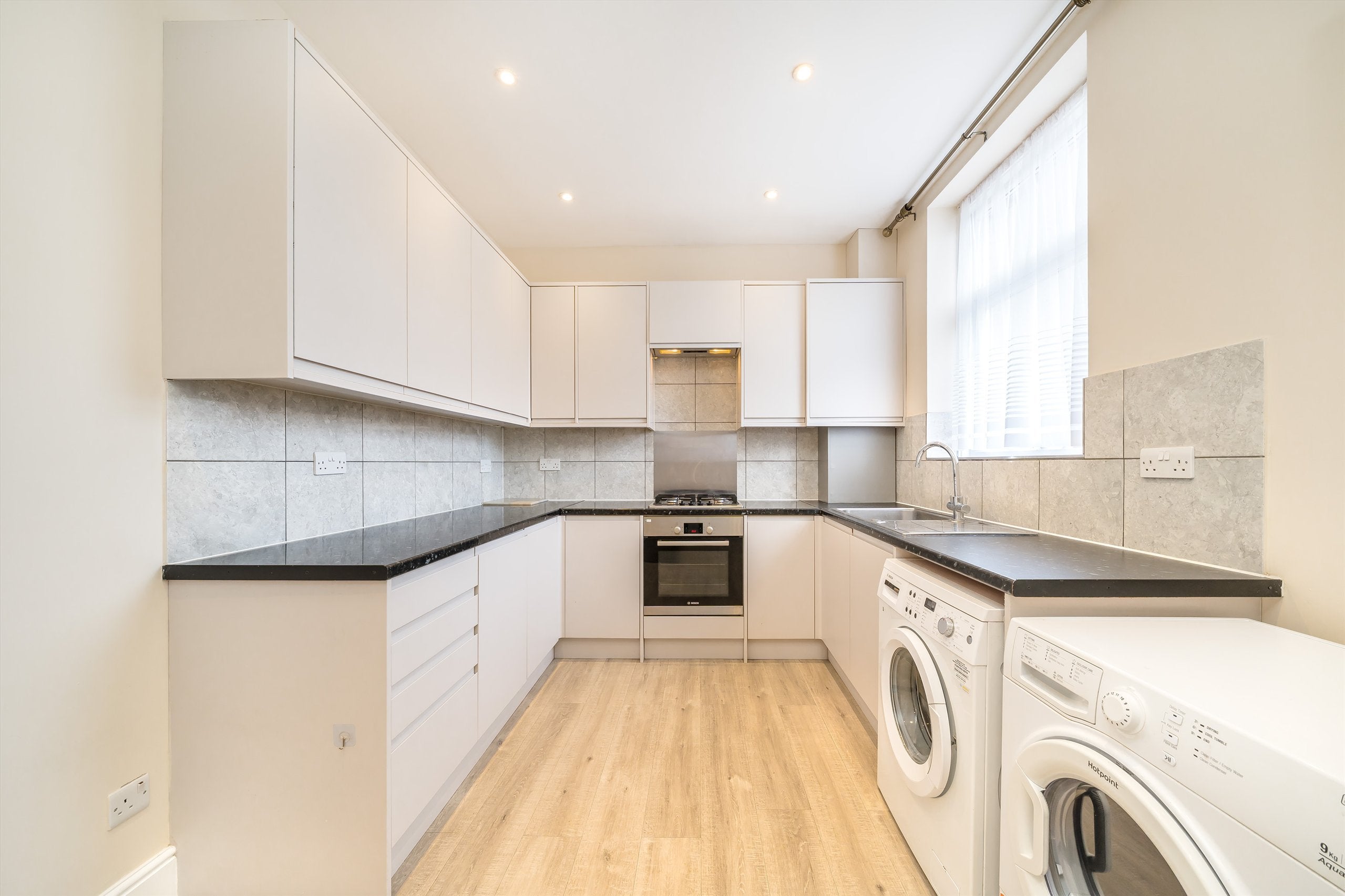 Flat Oaklands Road in Greater London