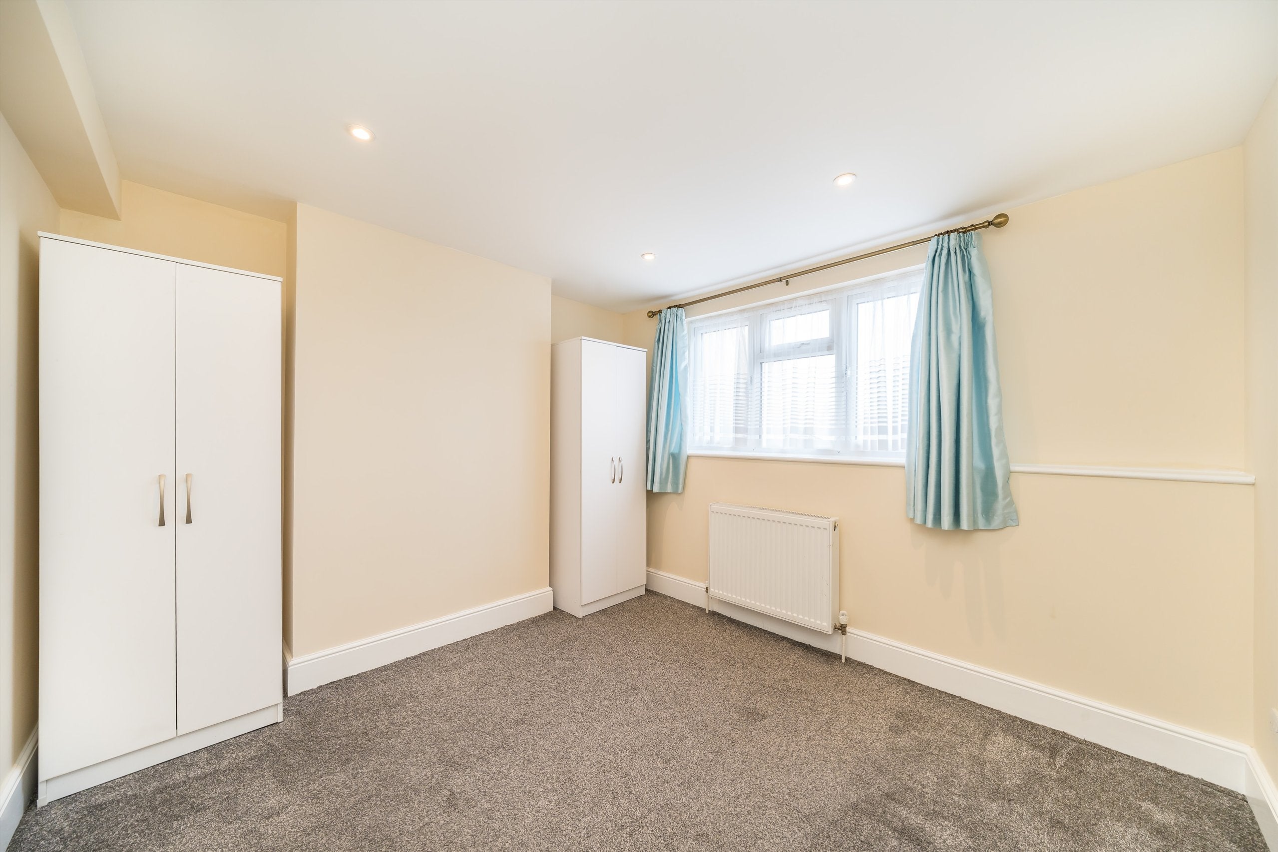 Flat Oaklands Road in Greater London