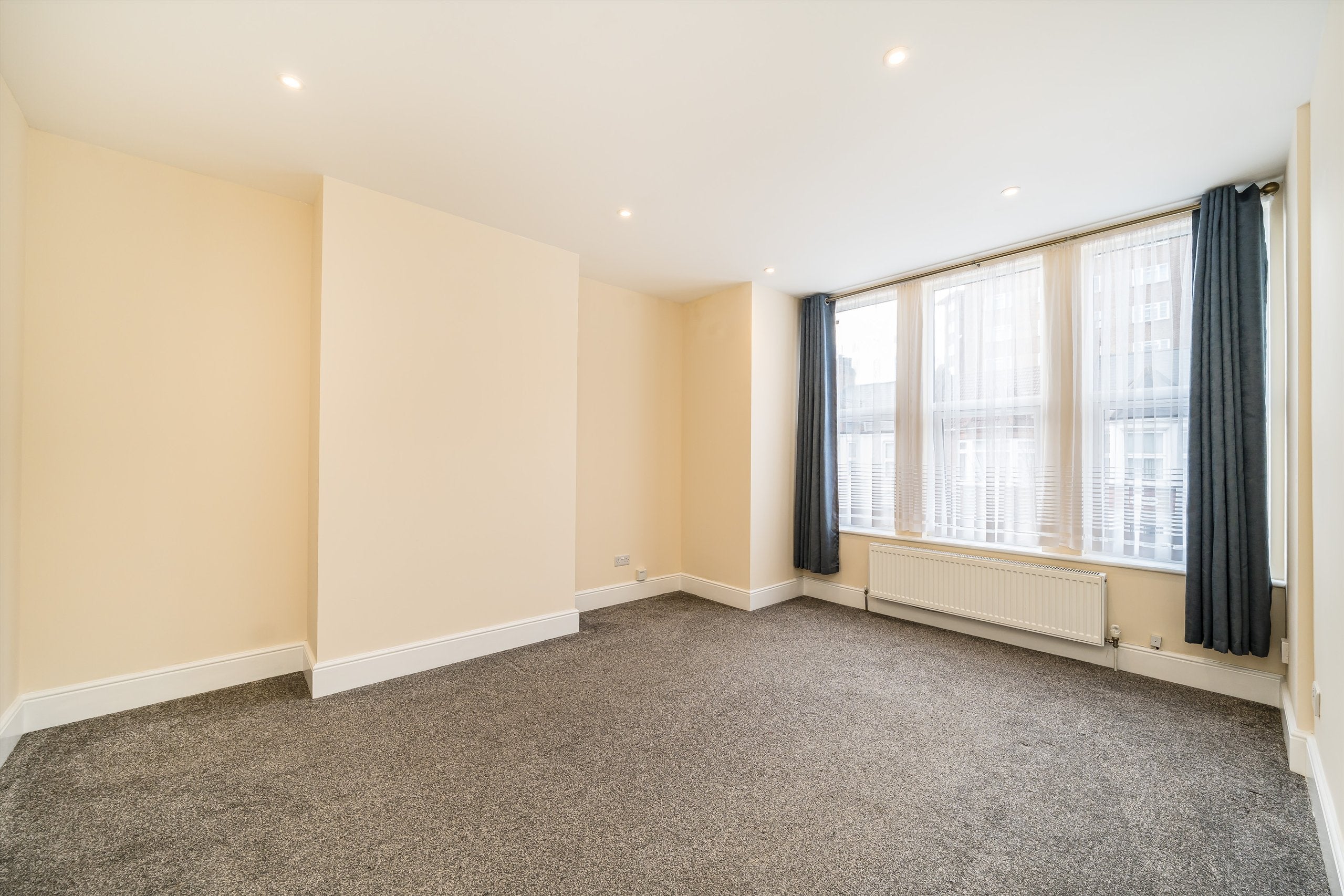 Flat Oaklands Road in Greater London