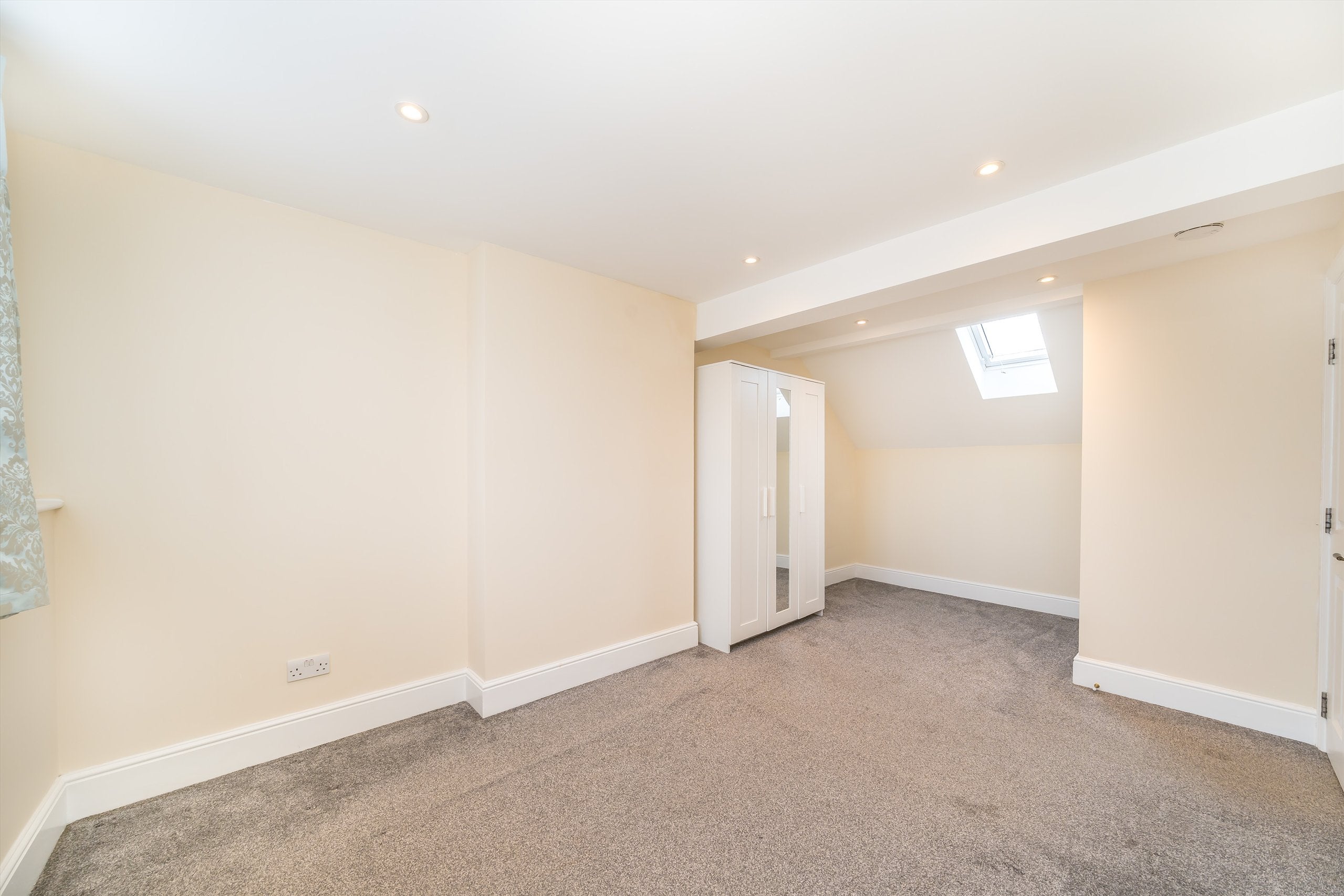 Flat Oaklands Road in Greater London