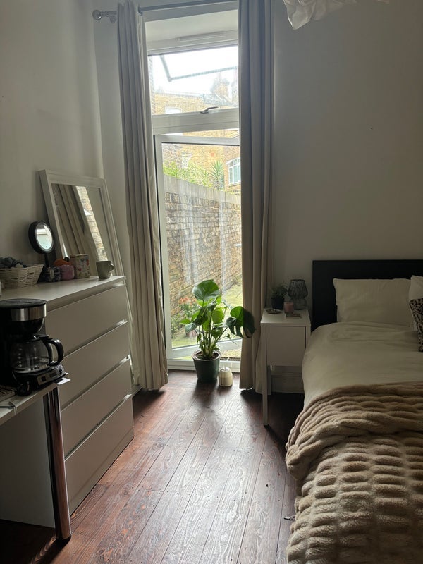 Flat Fernhead Road in City of Westminster