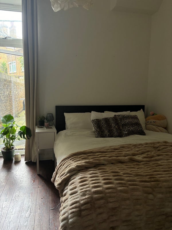 Flat Fernhead Road in City of Westminster