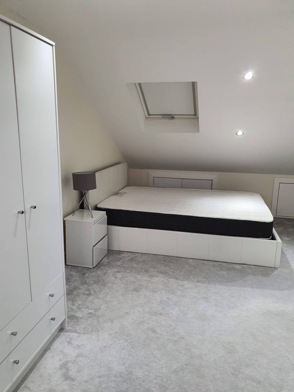 Room Lambourne Road in Greater London