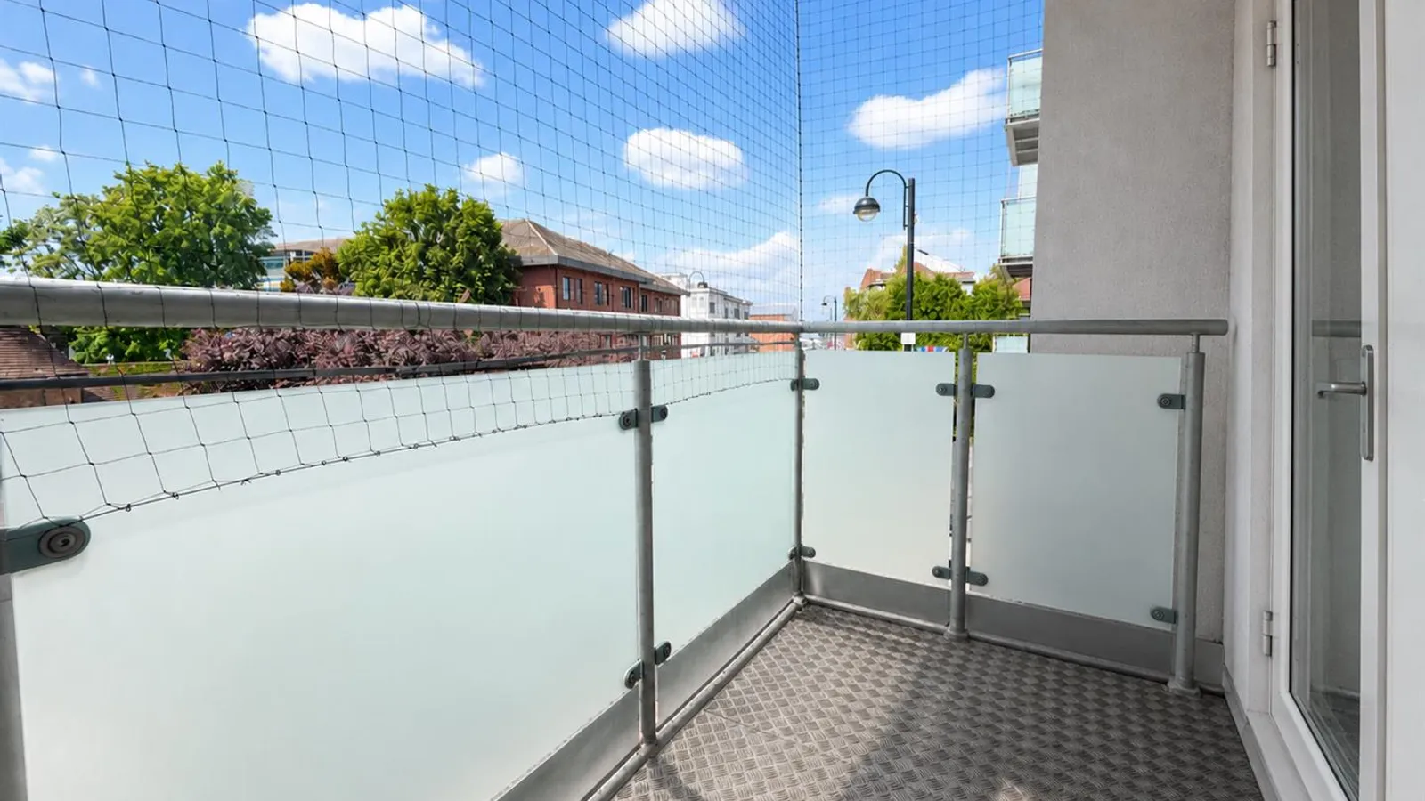 Flat Fairfield Road in Greater London