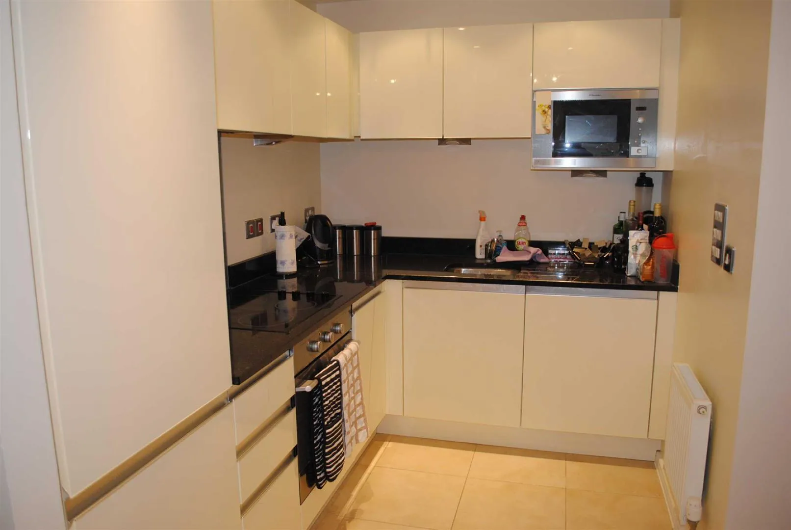 Flat Peacock Close in Greater London