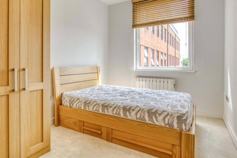 Room High Street North in Poole
