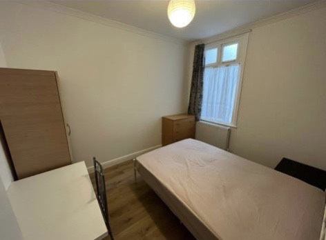 Room Kingsland Road in Greater London