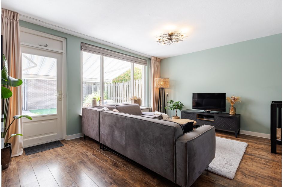 Tussenwoning te koop: P.A. de Genestetstraat 49, Sliedrecht