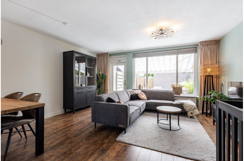 Tussenwoning te koop: P.A. de Genestetstraat 49, Sliedrecht